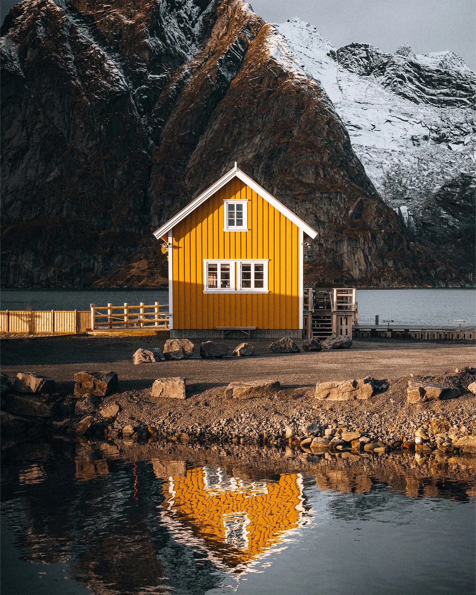 Sakrisøy, Yellow House